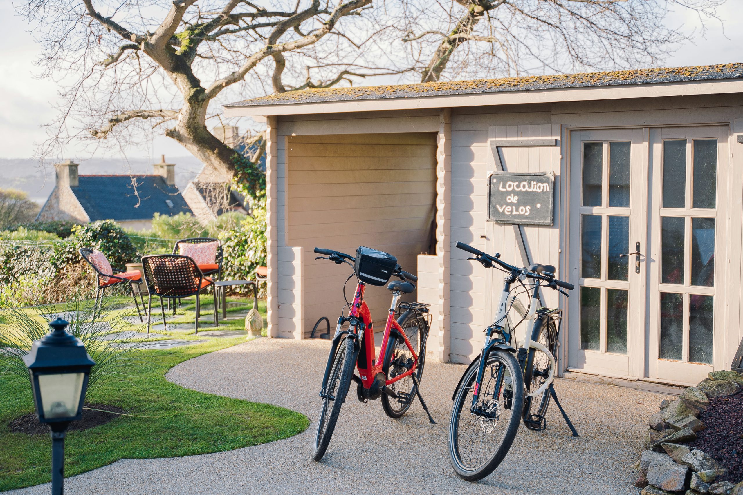 Des vélos électriques sont disponibles à l'hôtel les agapanthes.