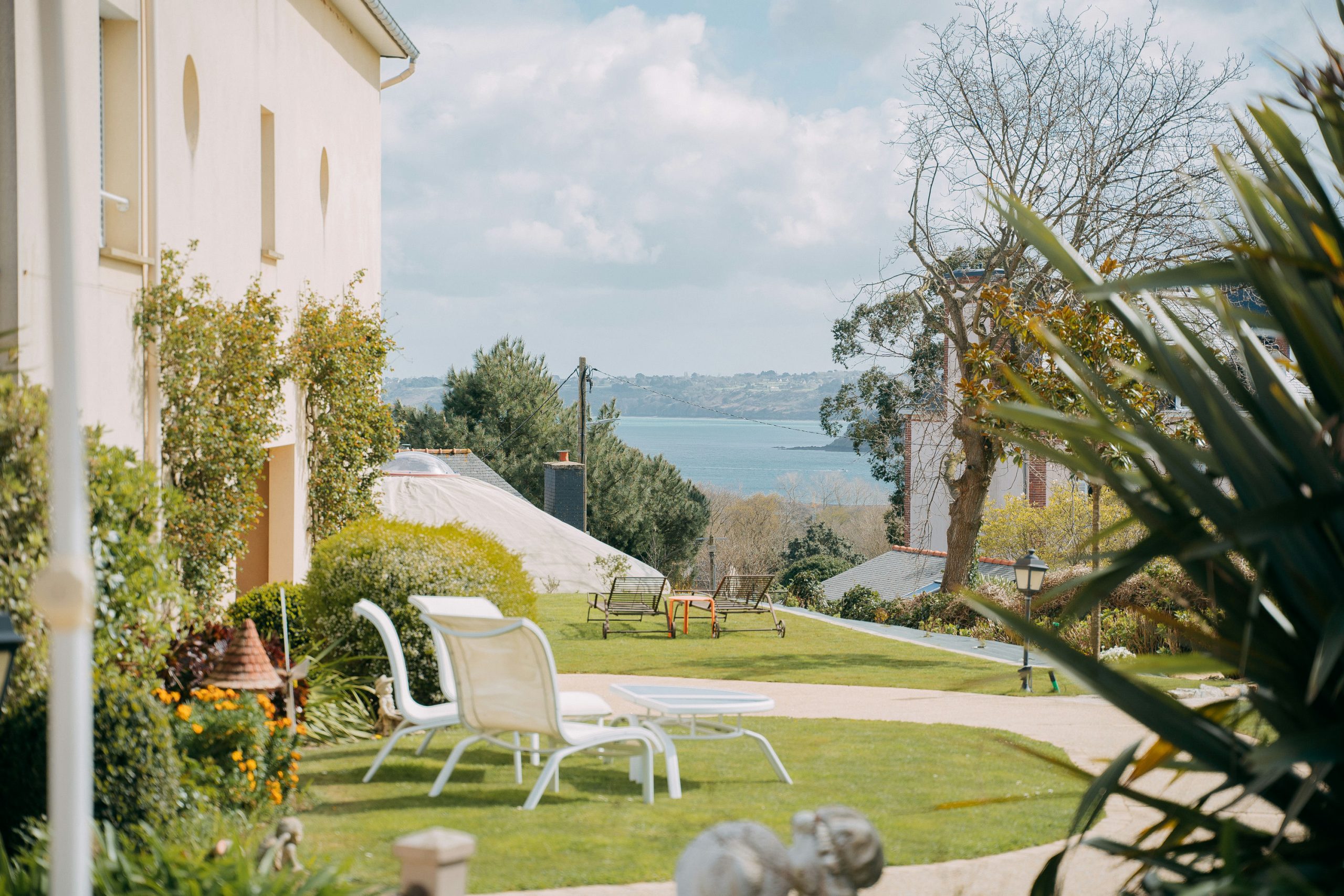 A bubble of relaxation in the heart of the garden of the hotel les agapanthes