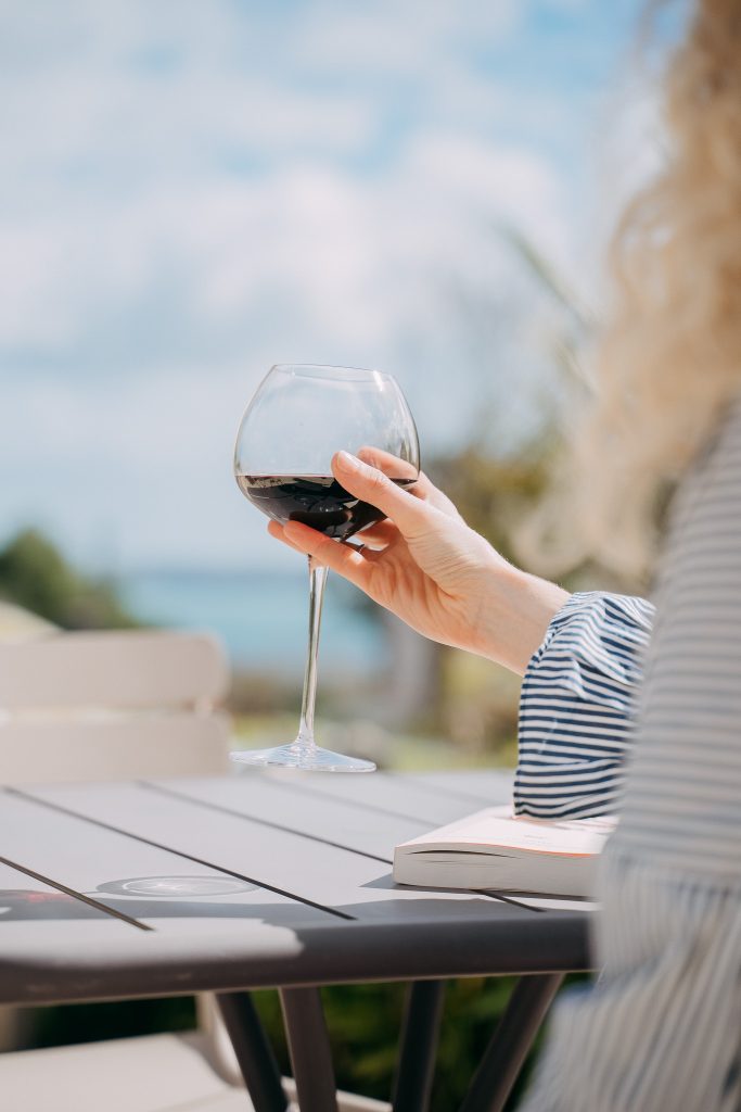 Glass of wine in the garden Hôtel Les Agapanthes